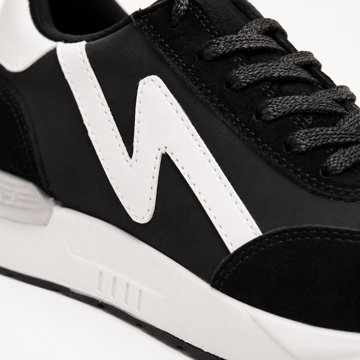 Tenis mod. 24075 negro con blanco