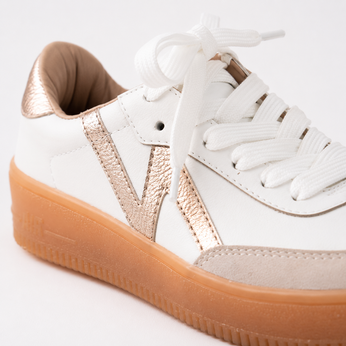 Tenis mod. 24705 blanco con dorado